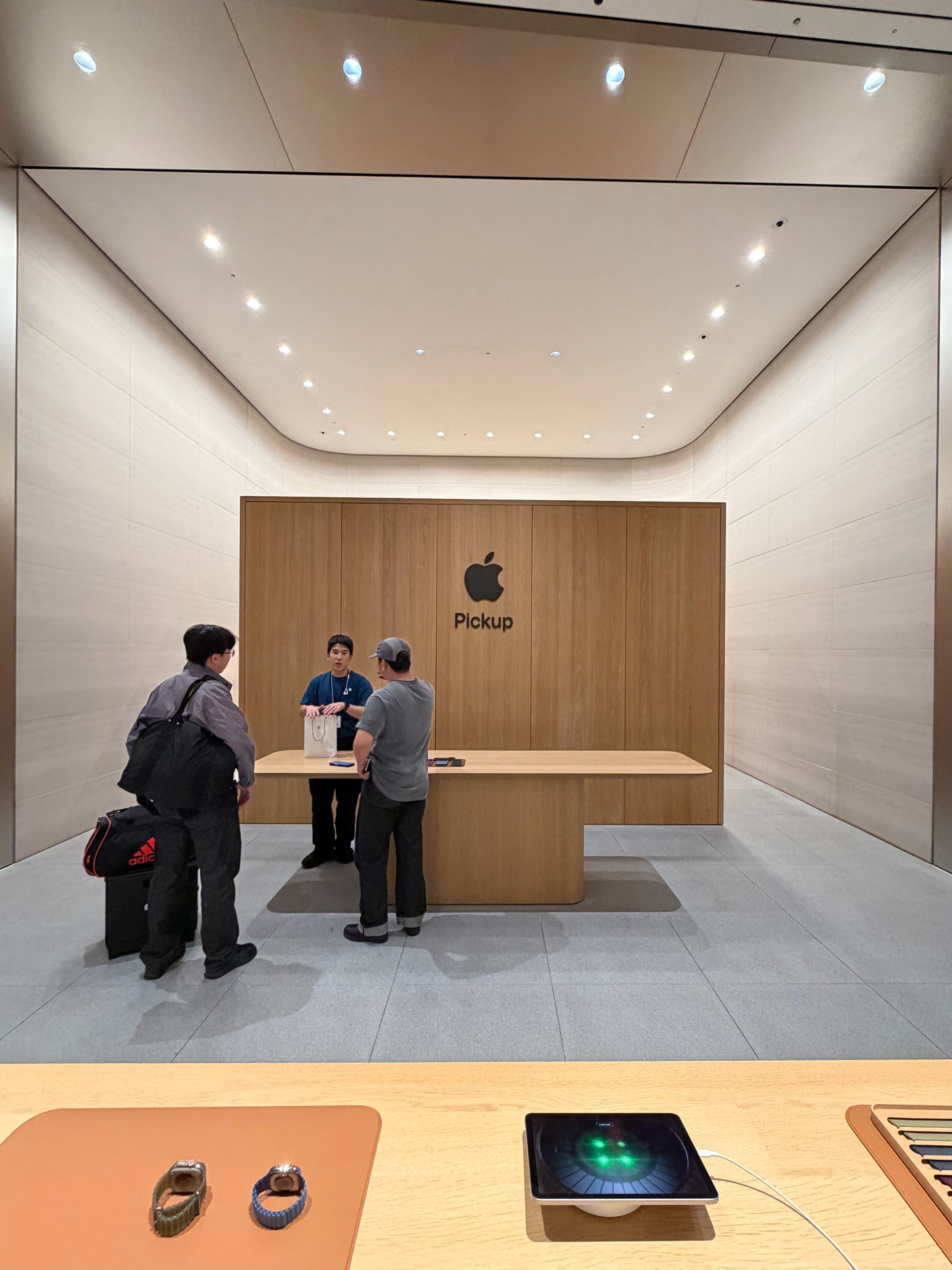 Apple 명동（明洞）R738 Apple明洞可以说是韩国最大的Apple S