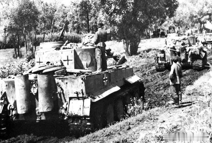 著名照片的连续完整版：1943年秋季国防军503营的老虎陷入了小河边的泥坑（看起