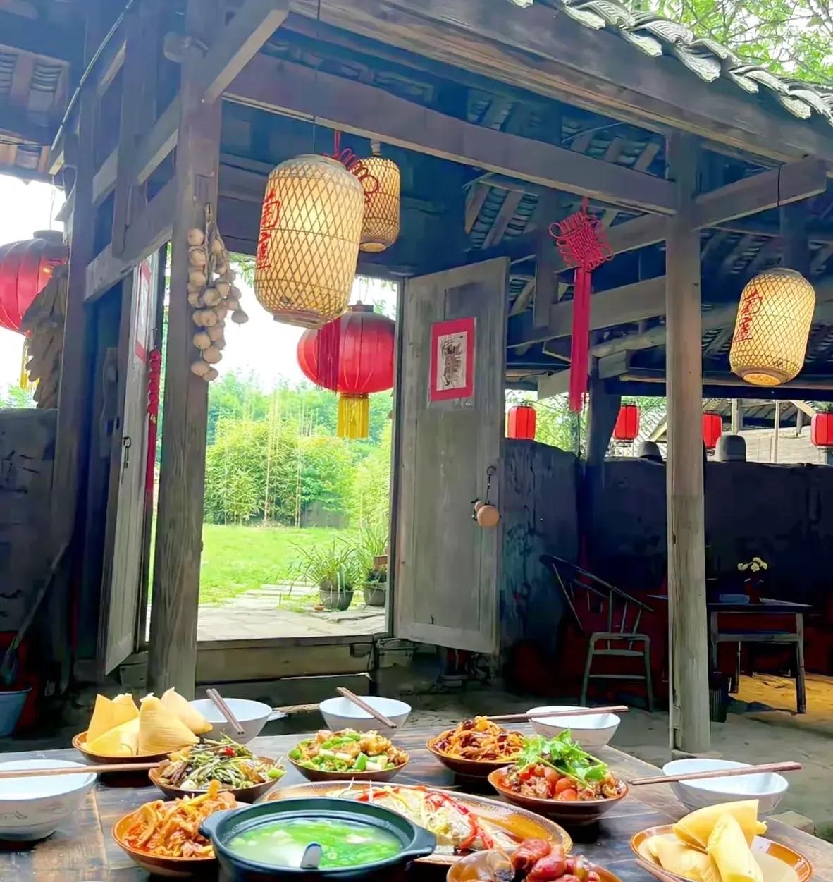 临江仙 · 竹云庄聚会

竹云庄午餐聚会，
西江鱼祘蓉虾。
飘传窗外雀吱喳。
庭