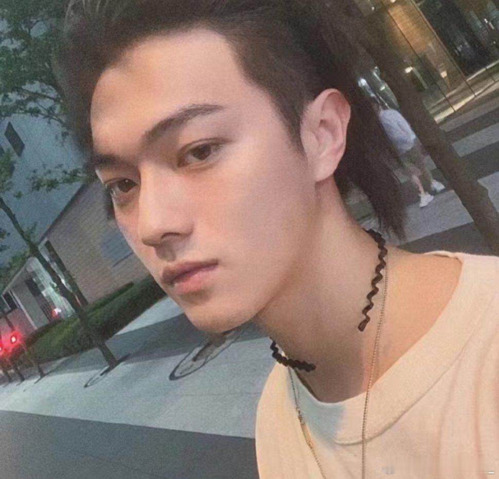 #许凯[超话]# 我的老天奶，这哥就算是非主流叛逆时期都帅的要命啊[跪了][跪了