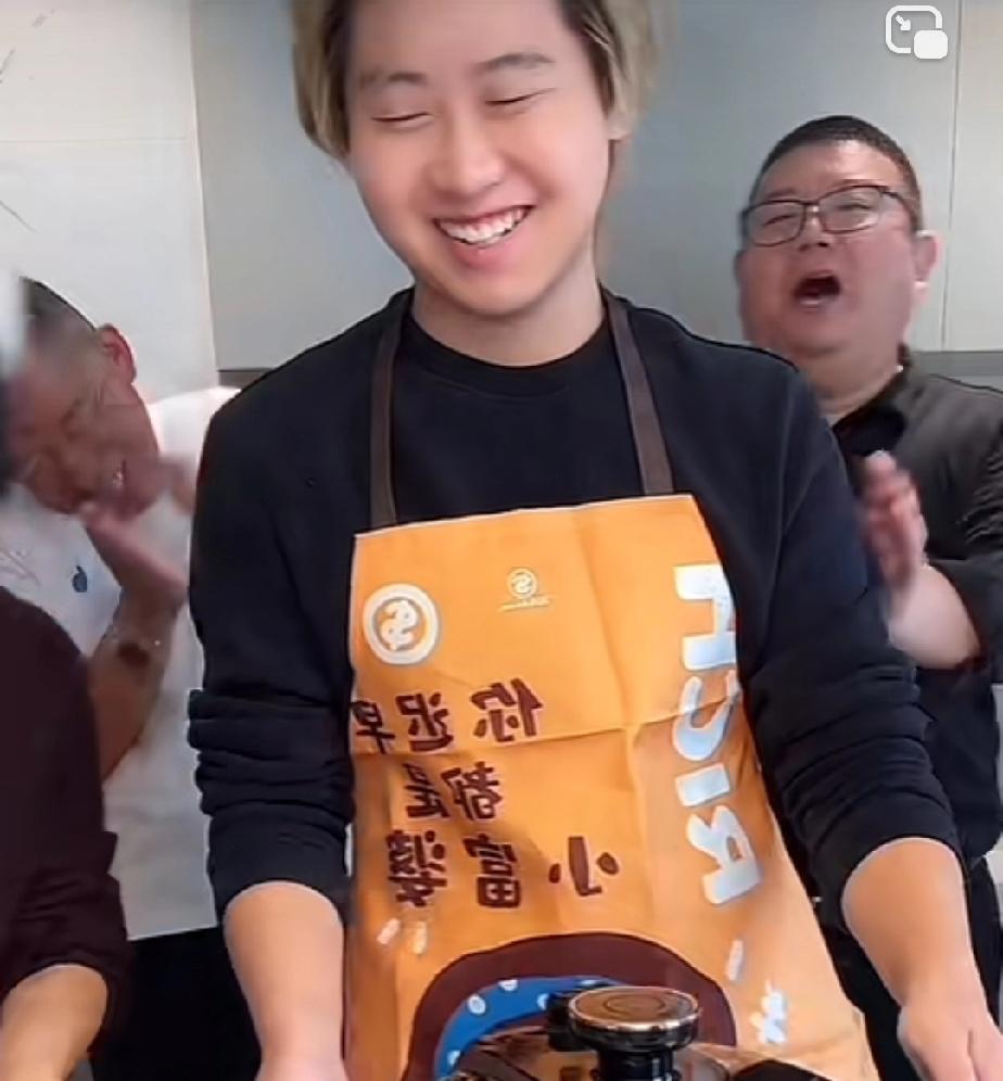 孙卓带货华生电器的时候，主播调侃孙卓说如果找到女朋友，女朋友向自己介绍爸爸妈妈的