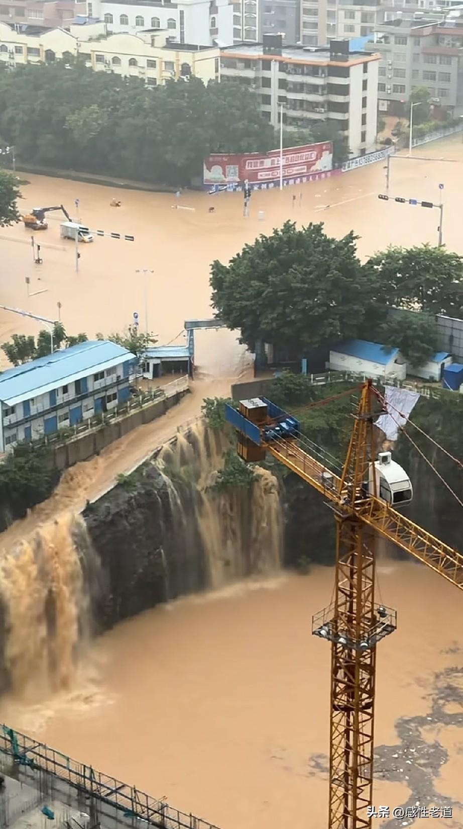 广西贵港由于连降暴雨导致城市内涝。可以说不管城市的下水道系统多么完善，花了再多钱