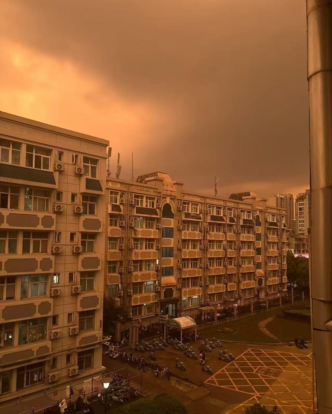 小时候听老人讲，大雨暴雨来临前，天空会泛黄。傍晚的武汉便是这般景象，雨憋了一天，