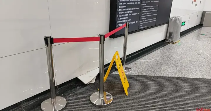 撞坏地铁站内一块瓷砖要赔1800元？成都地铁回应