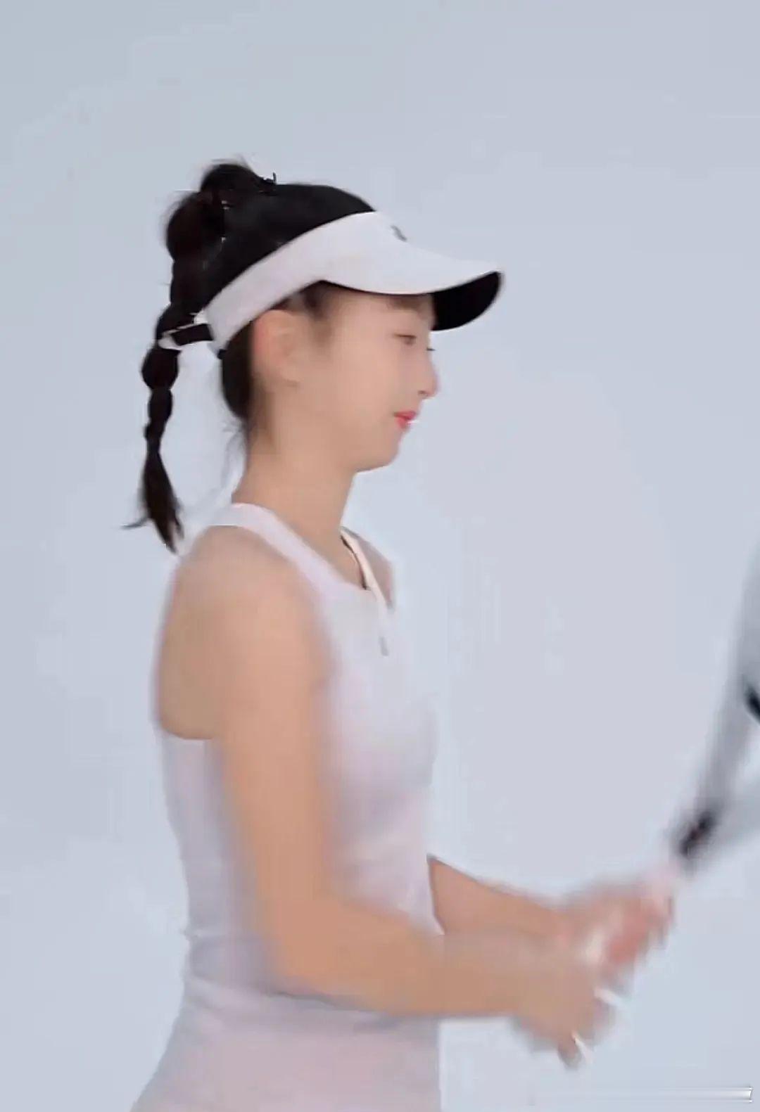 田亮女儿的下巴已经错过了最佳矫正时间，他们一家人对女孩子挺不上心的。 
