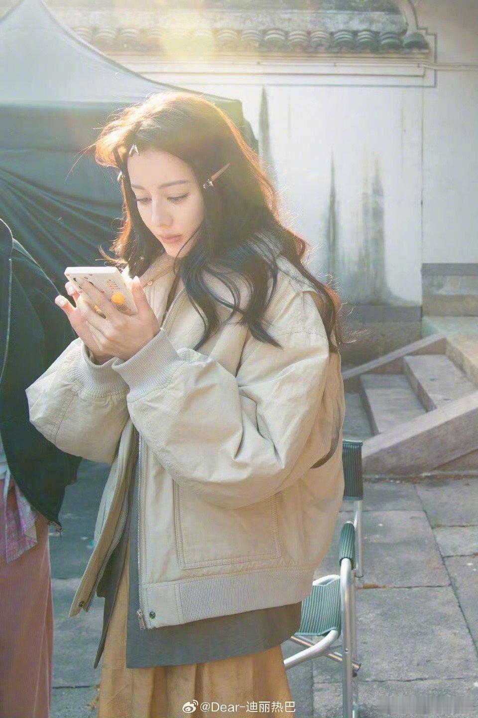 热巴姐姐的气质真的是从骨子里散发出来的，好美啊😍！｜迪丽热巴 