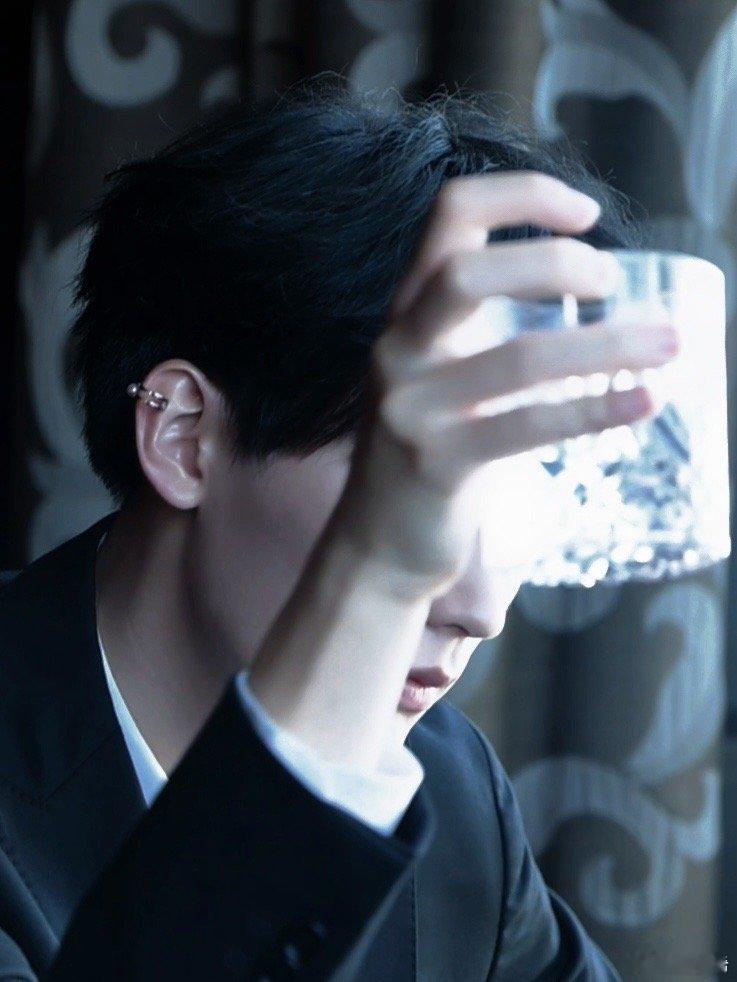 #周翊然这眼神竟然是在看一杯水# 周翊然的眼神太绝了！本以为是在看心爱之人，没想