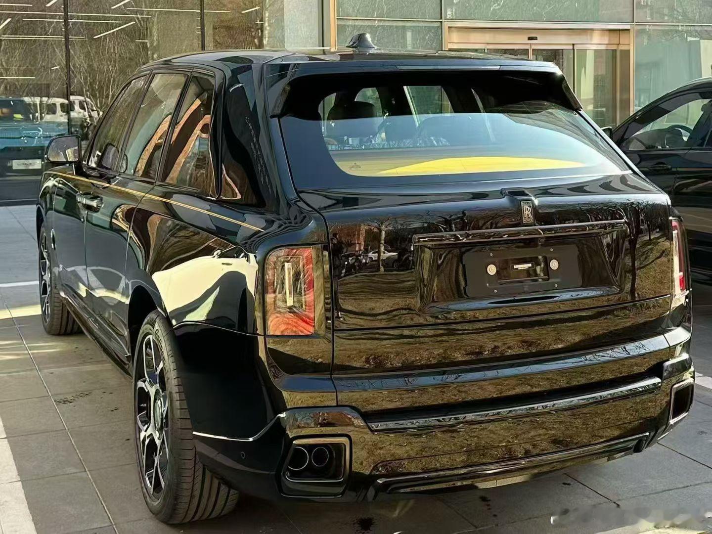 劳斯莱斯库里南bb版4座，黑/锻造黄，25年上牌900公里，车主报价800万多、