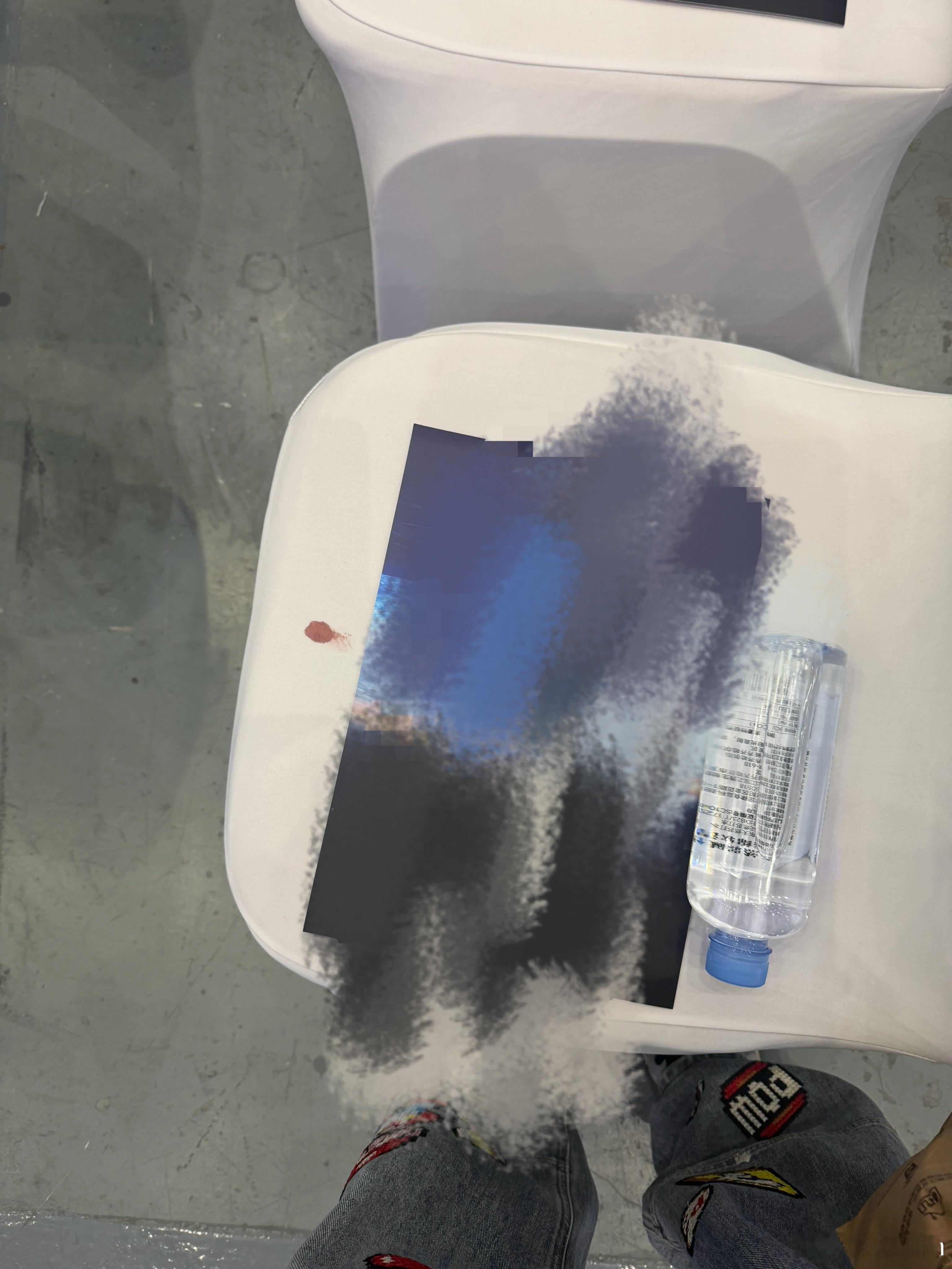 主办方能不能行了？椅套都不换一个吗 