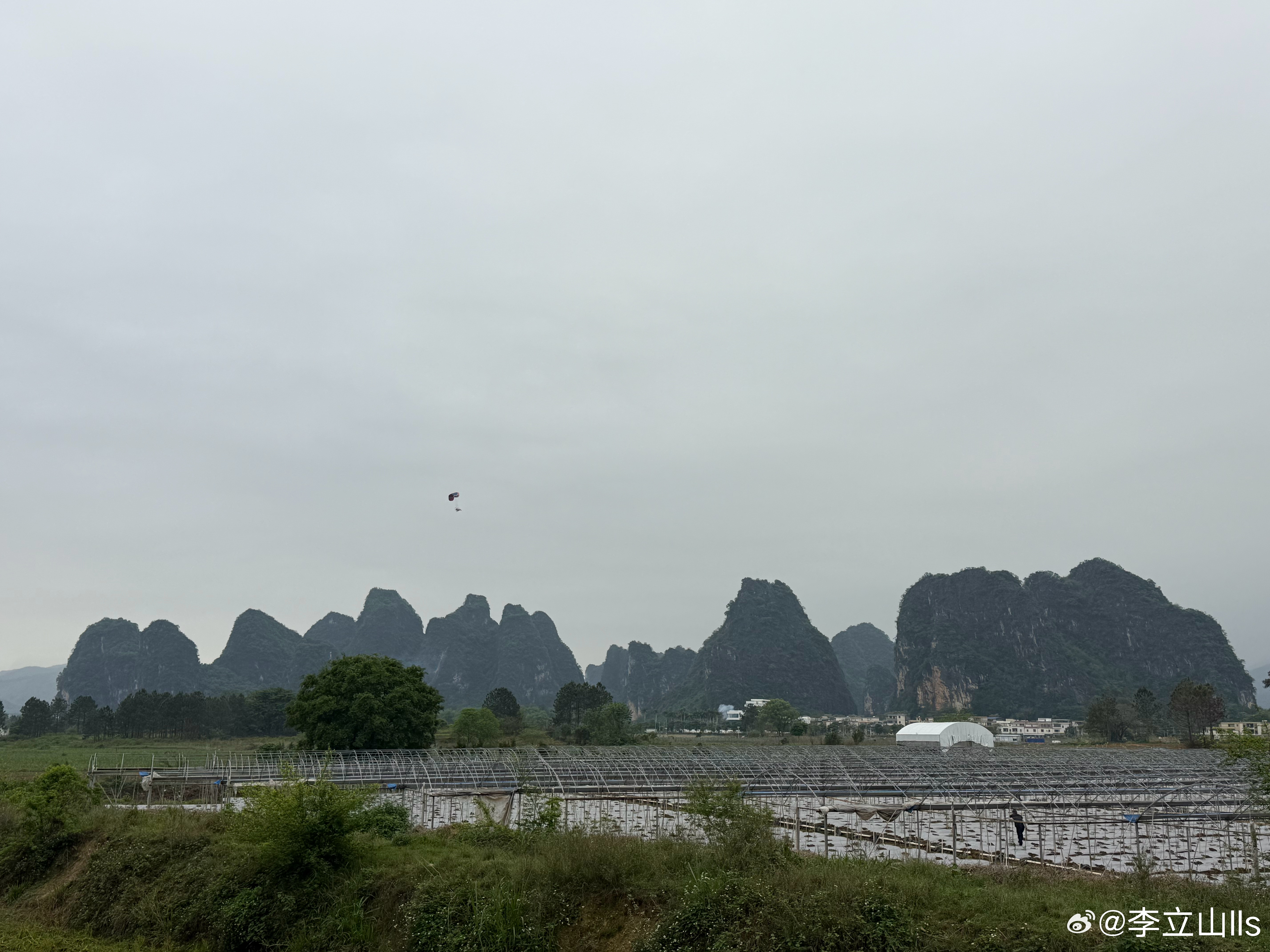 想不到这个环境，有人玩动力滑翔伞！ 