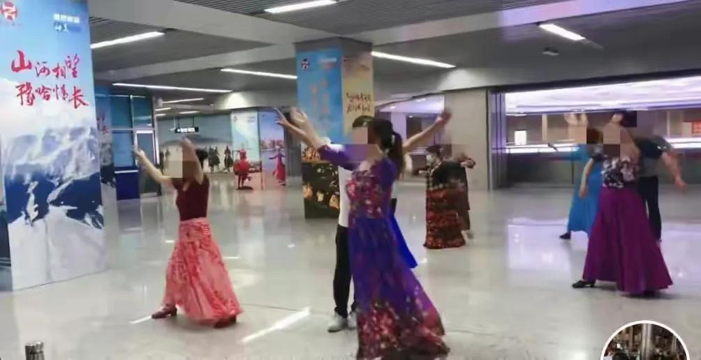 地铁站里跳广场舞，再一次证明了，只要有三尺平地，大爷大妈们的广场舞就可以跳起来。