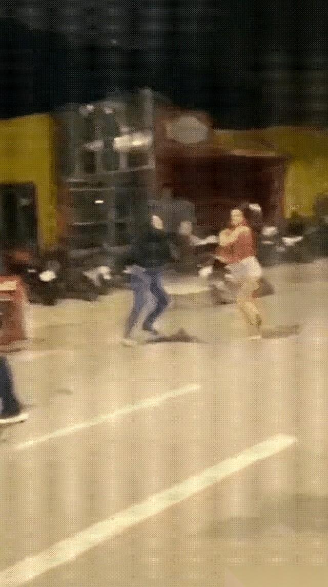 我跟你讲，最近老刷到那种视频，越看越觉得这世界有点魔幻。
一个女的，在大街上，对