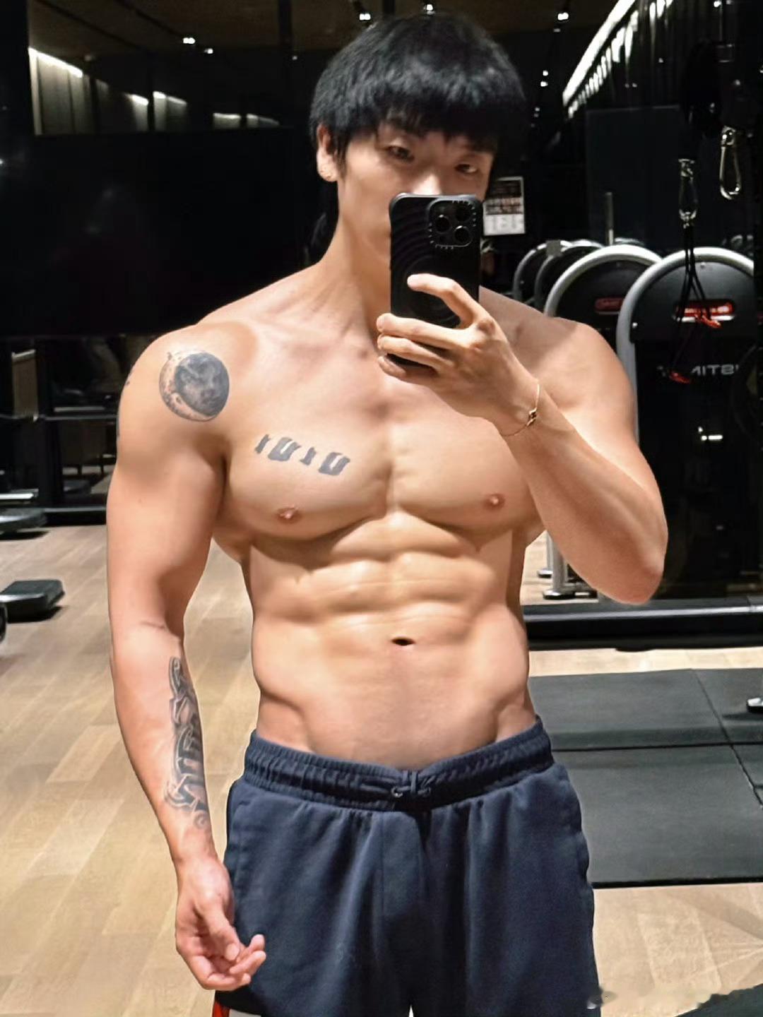 杨和苏晒出身材照💪杨和苏