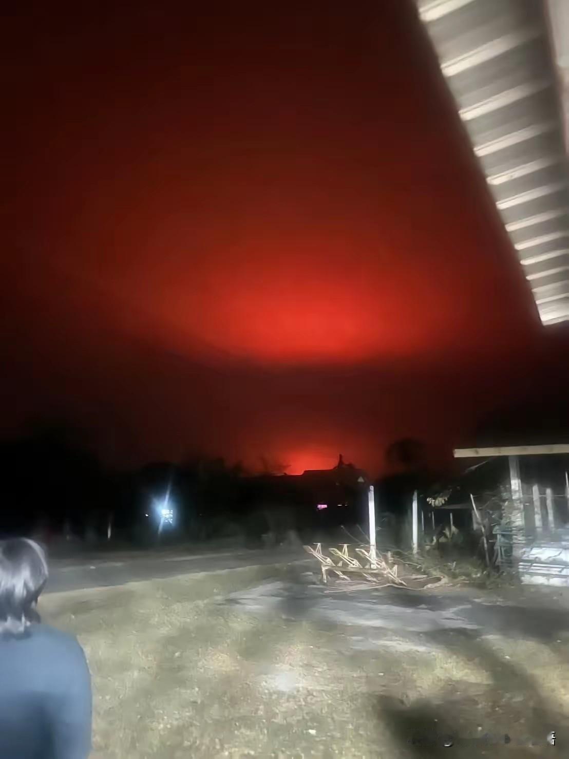 柬埔寨的军事基地被泰国空军袭击，夜空都变成了红色。在实力悬殊太大的情况下，不懂得