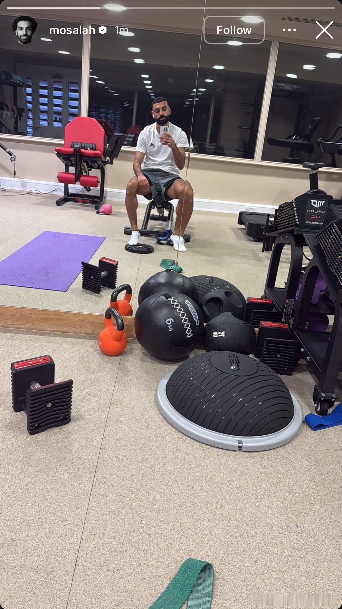 萨拉赫继续发健身照片 