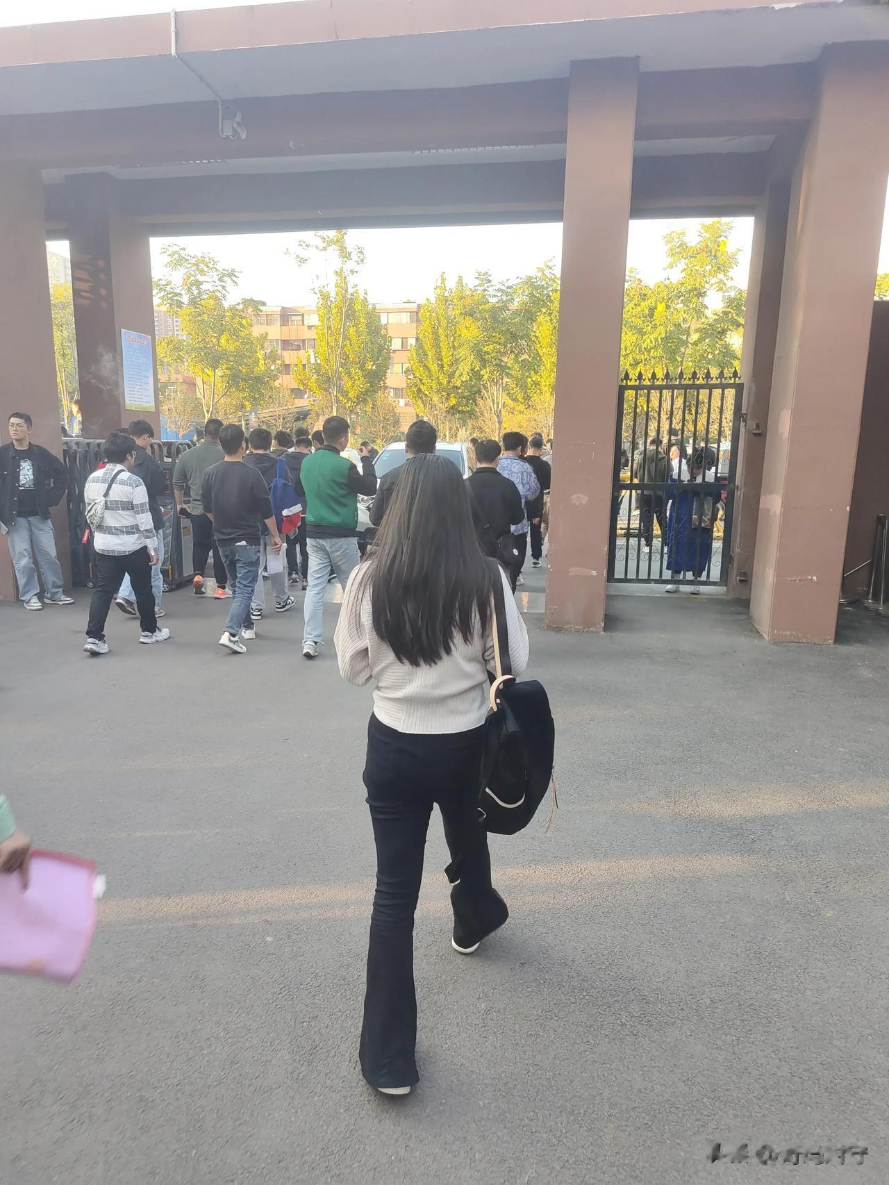 #一张图证明秋天来了#
秋天来了天气转凉了大家都不约而同穿上了外套