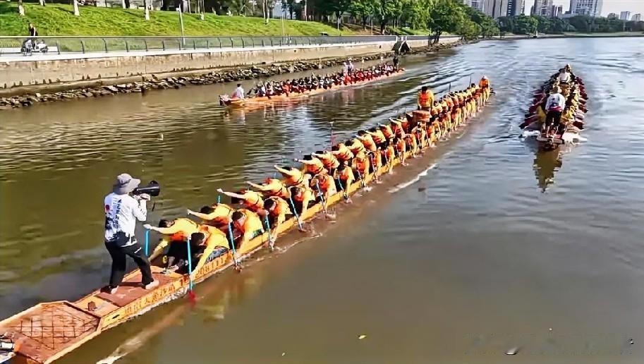 东莞万江巨型长龙舟太震撼！金鳌洲江面百桨齐挥，一船几十名汉子同步挥桨破浪！
作为