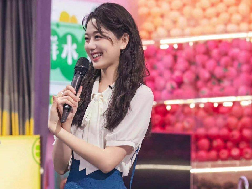 要说合适还是冯禧更合适。9月19日晚20点26分，40岁的许嵩和主持人冯禧几乎同