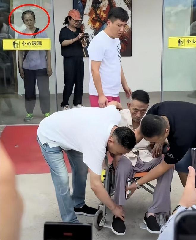 杨少华相声演员，在儿子陪同下参加新店开业典礼，但因天气炎热加之身体不适不幸去世，