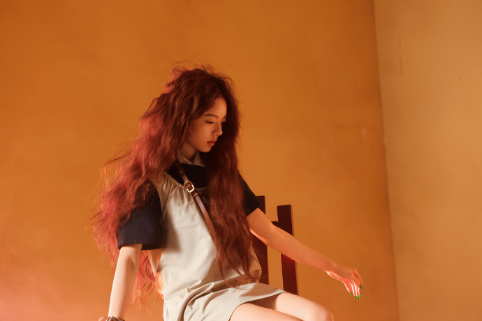 赵今麦少女的生命力赵今麦眼神里有故事   安静、轻盈，也保有一种不刻意张扬的韧性