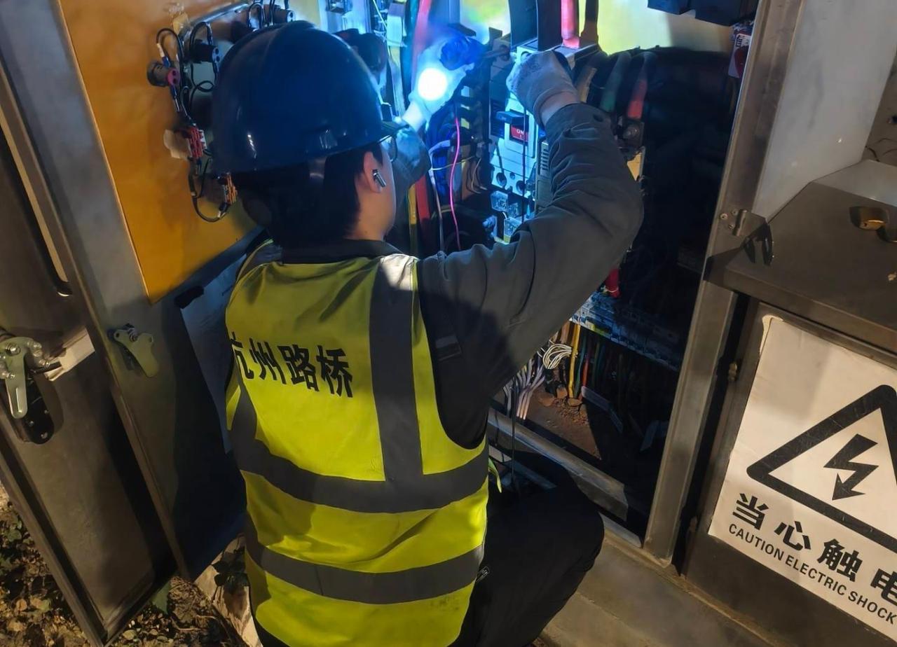 营造开工好氛围】近日，上城区城管局联合照明养护单位开启夜间巡检“加速度”！工人们