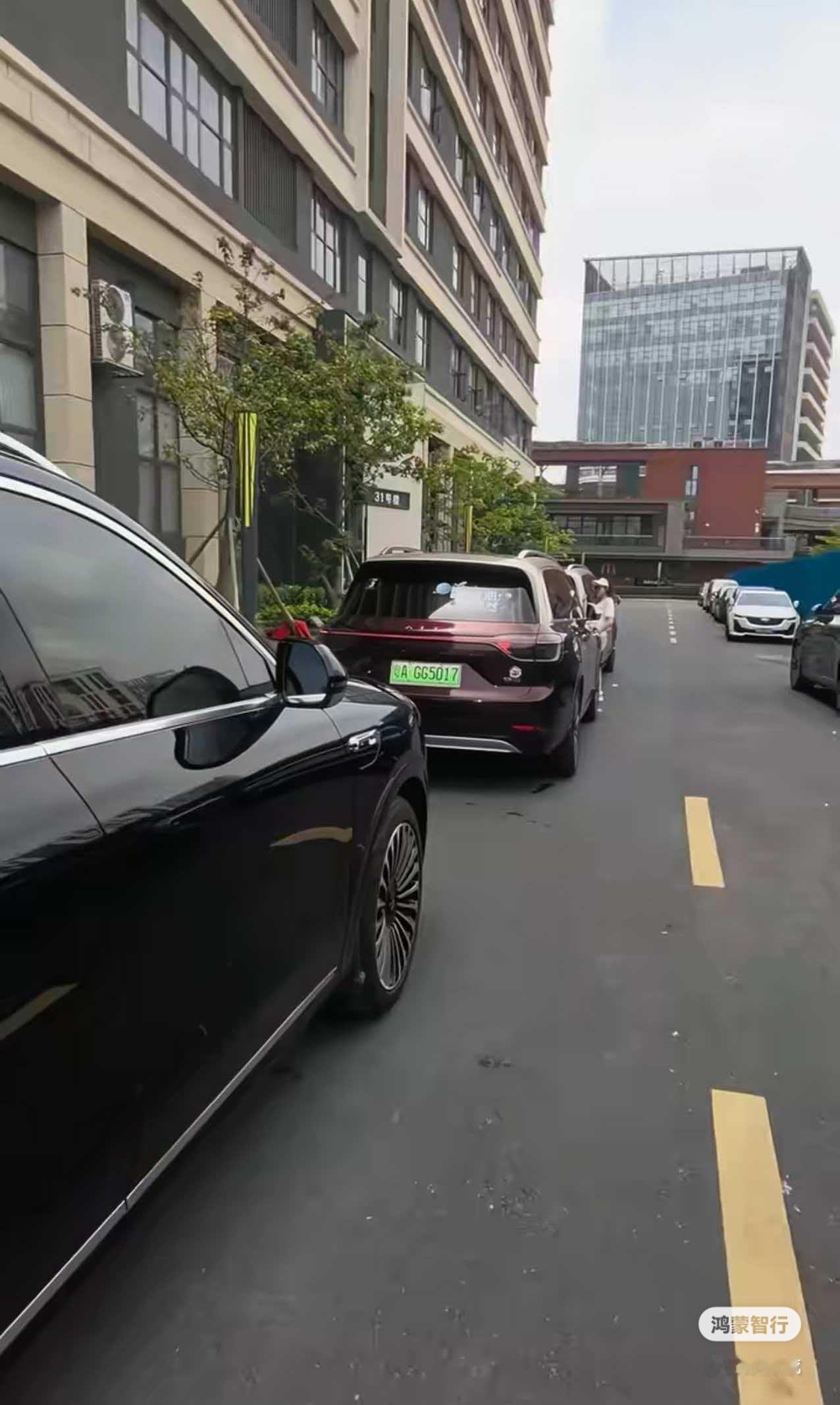 从无人区救援到礼让行人，看鸿蒙智行车主的温暖底色
网络信息纷杂，行车纠纷的剧本时