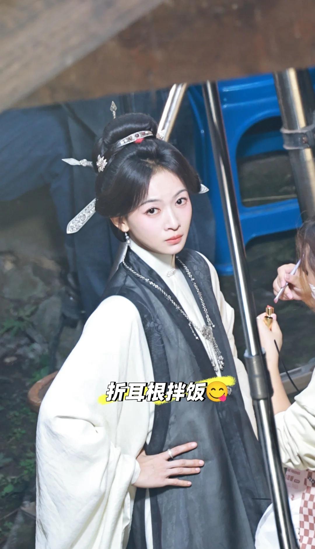 双手叉腰吴谨言