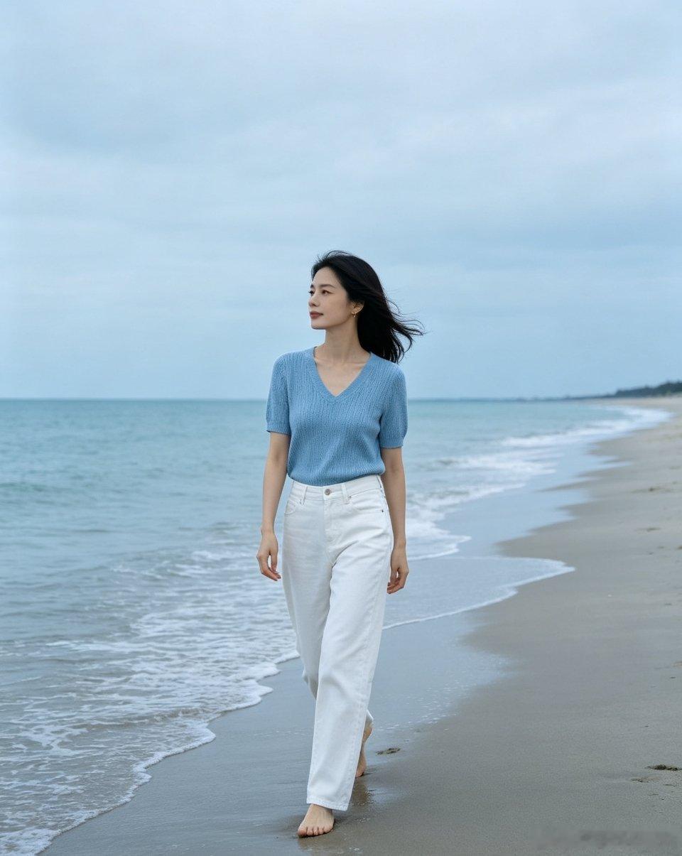 兄弟们，暂时放下盘面涨跌、繁杂资讯，给大家安排几组沙滩美女写真，让紧绷的双眼好好