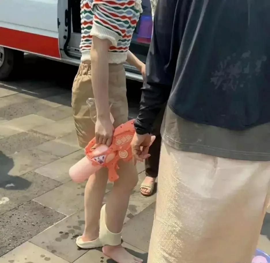 美女怎么了？居然把消防队叫来了。