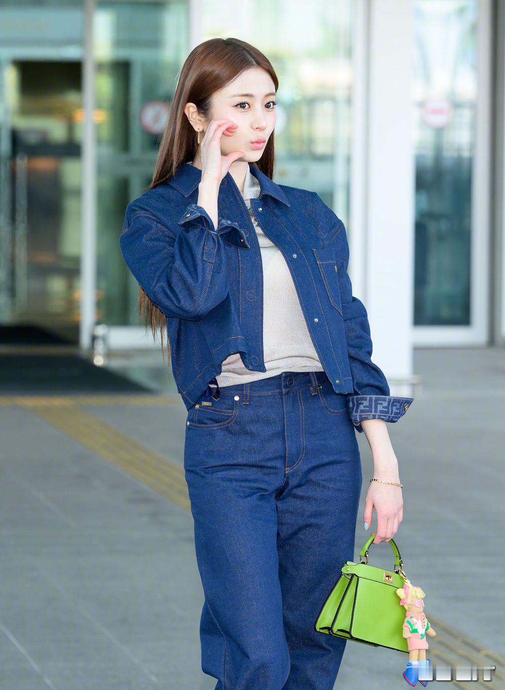 【naver综合】23日上午，LE SSERAFIM许允真&洪恩採为参加巴黎时装