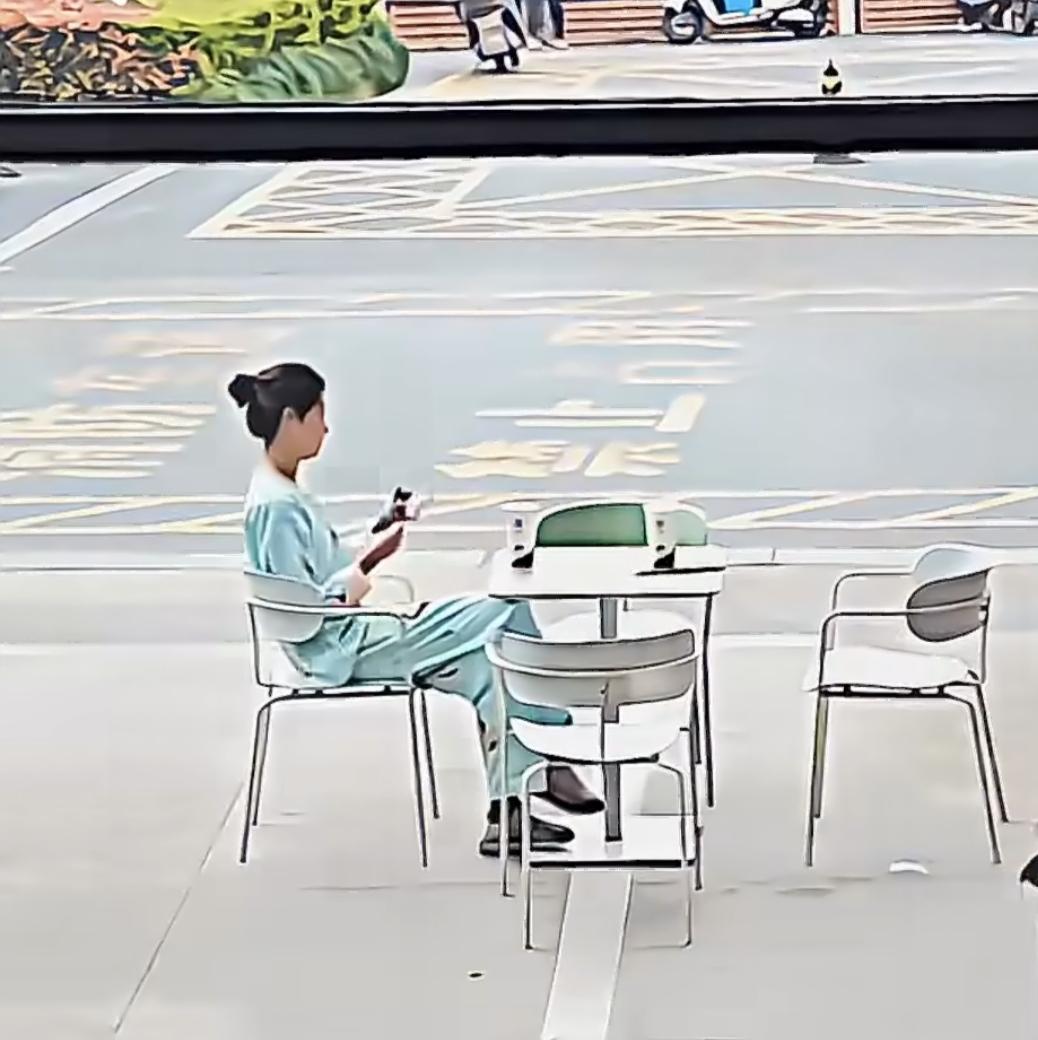 女孩抵触家里安排的相亲，
故意穿睡衣来参加 ，
相亲的男生西装革履，见到女孩有些