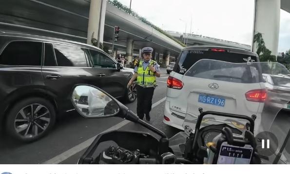 柔性执法暖人心
善意温柔满人间
      一一成都交警如此暖心
 
近日，内蒙