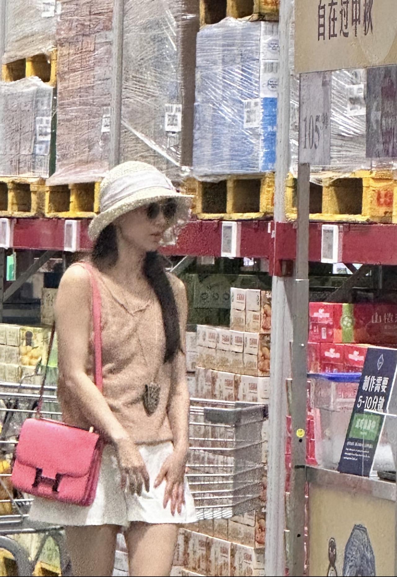 9月2日，有位网友在上海青浦偶遇黄圣依，她身穿背心和白色短裤，戴着帽子的样子，美