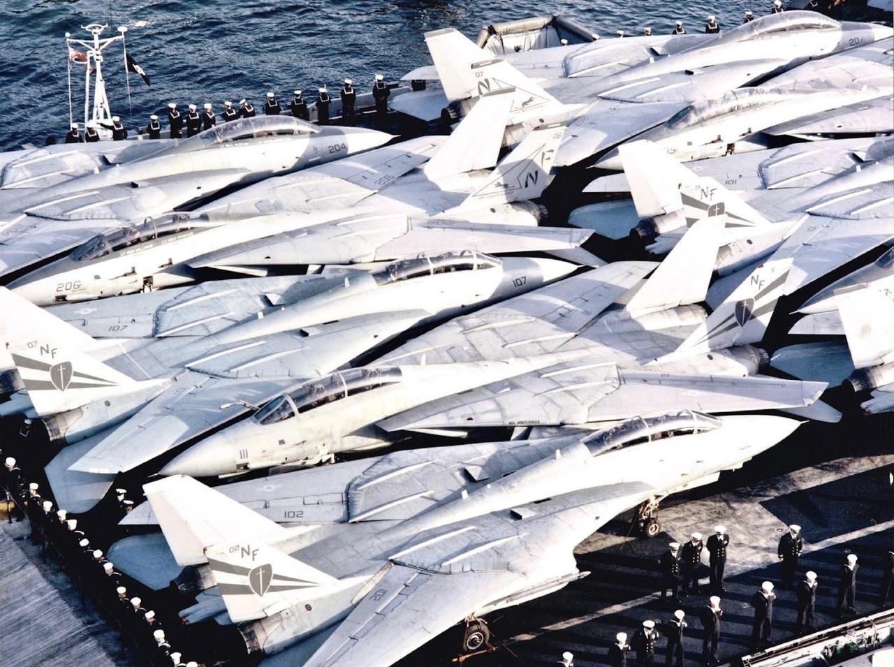 甲板上的“雄猫”