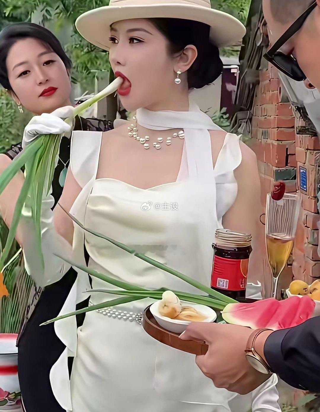 富婆回村视察，上完厕所吃大葱蘸酱，真接地气 