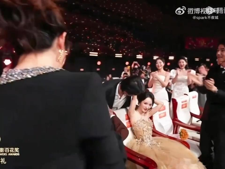 王骁领奖亲杨幂手臂知道了 