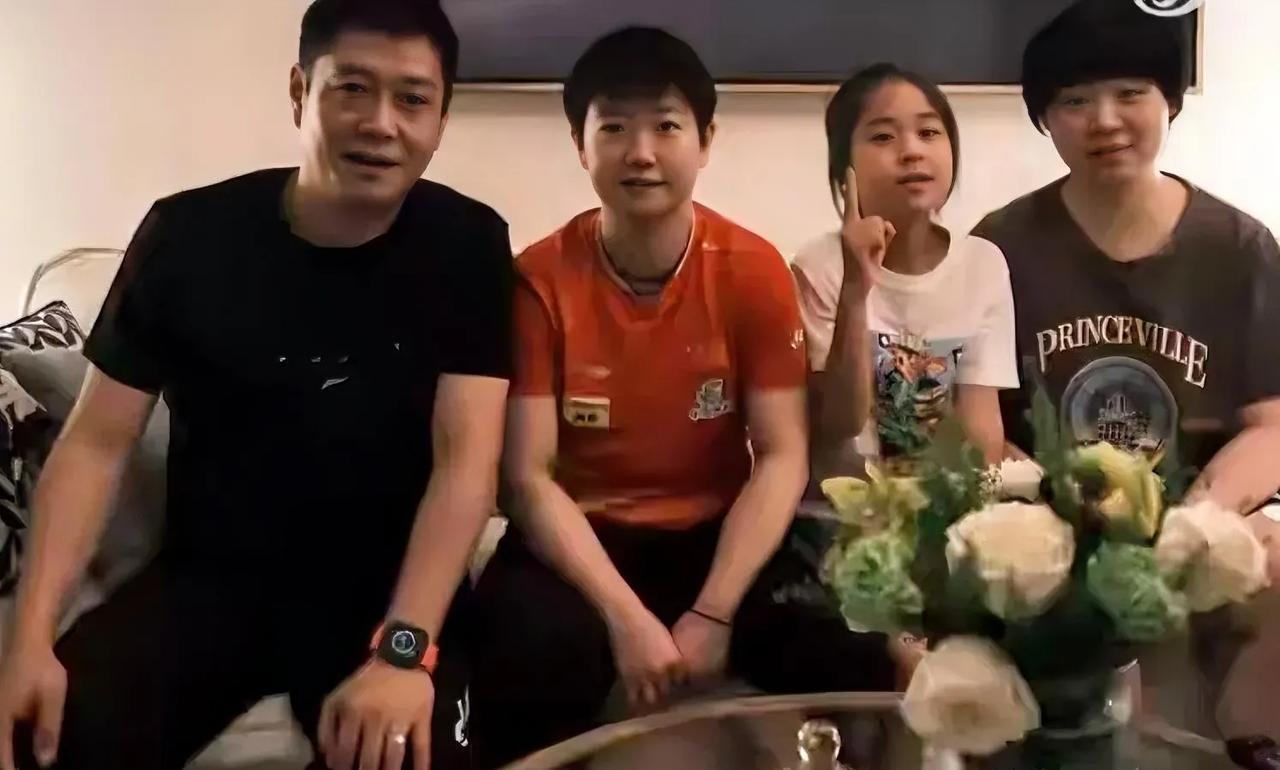 三个闺女中，有一个是真闺女，俩大姑娘是自己的徒儿，邱指导可真厉害，把俩小胖锤炼成