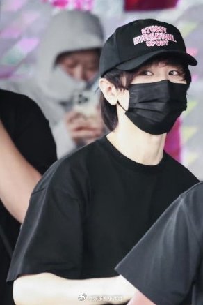 成毅allblack造型路透今日饭拍成毅allblack造型路透图，穿全黑的成毅