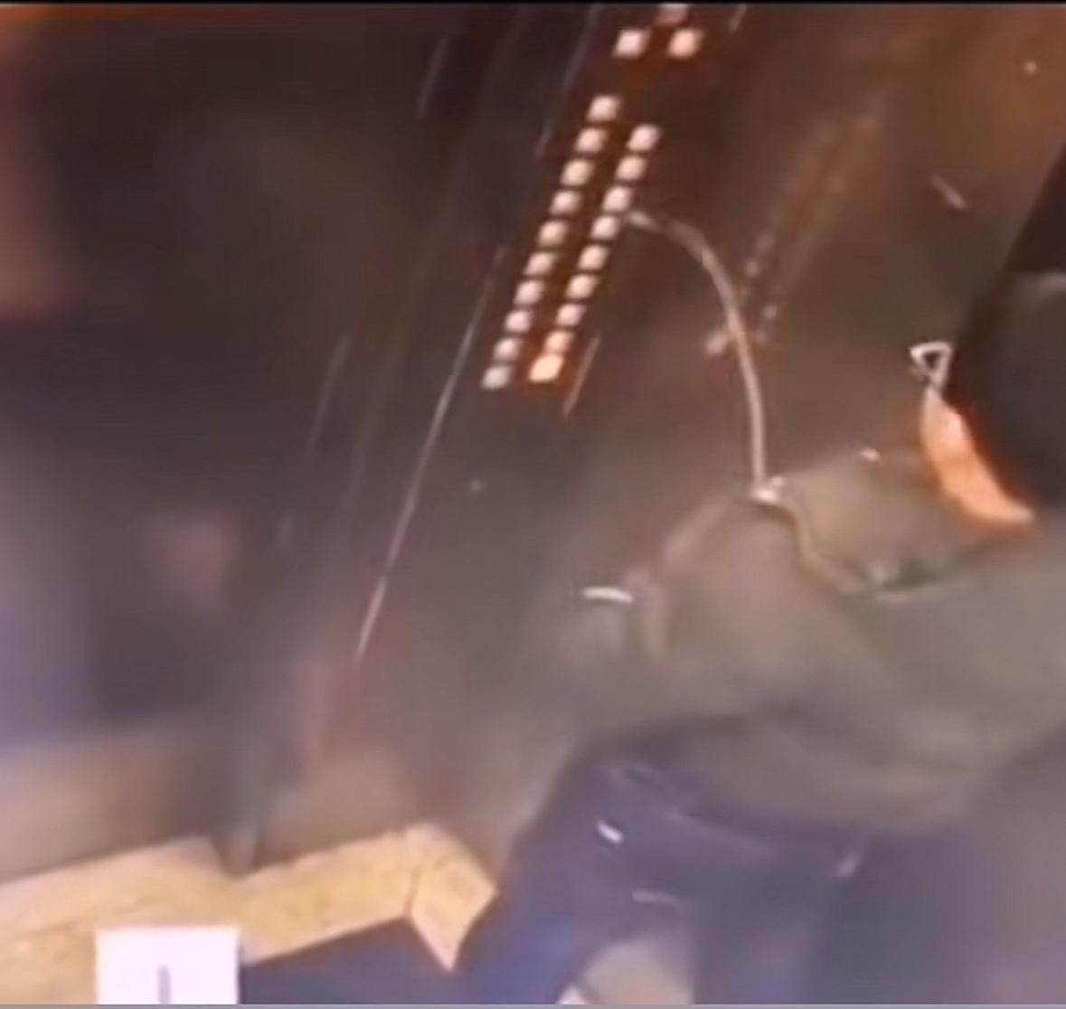 男孩电梯上厕所，污染电梯按钮，结果电梯都看不下去了，自动自闭！自己挖坑埋自己的精