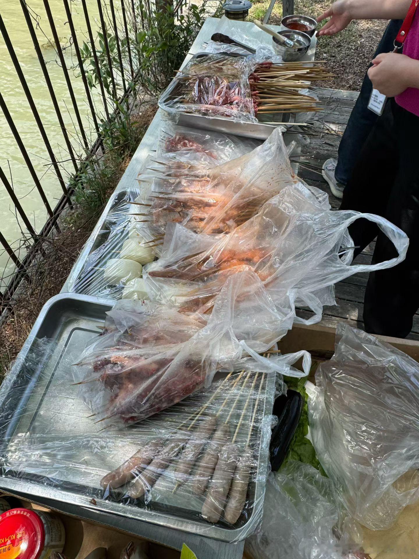 在团建中，我们学会了团结、协作和包容，这是一次难忘的经历，也让我们团队的凝聚力空