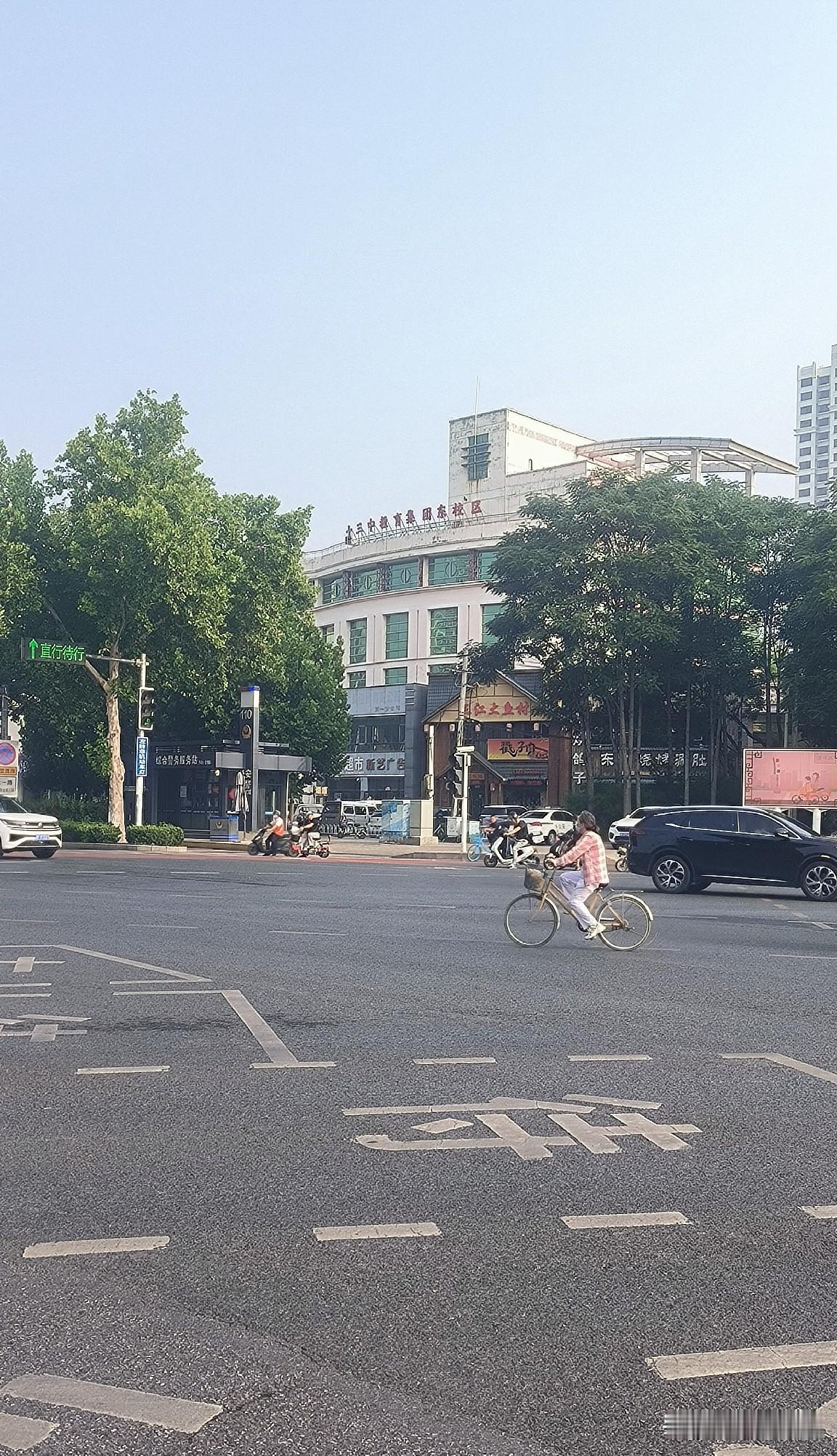坐标，保定长城大街与七一路交叉口

交叉口的西北角，原来是保定第二十四中。

2