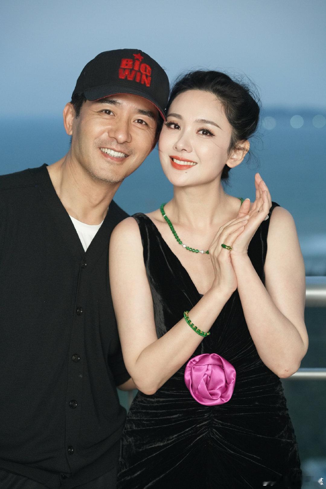程莉莎是郭晓东监考人程莉莎是郭晓东的监考人 看披哥直播注意到程莉莎，看向郭晓东时