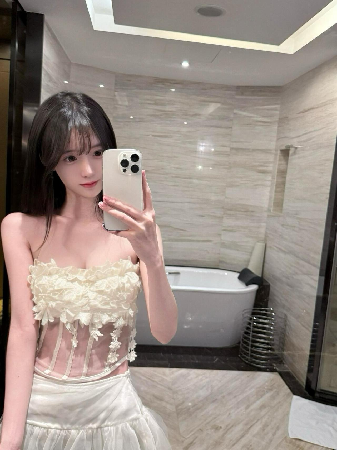 🐰喜欢这个蕾丝设计，但是只适合室内拍拍照。