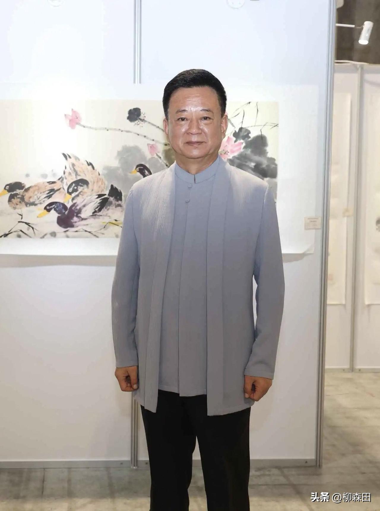 61岁朱军真“有派”，衣着得体，发型整洁，挺拔笔直，无论何时何地都展现出一种沉稳