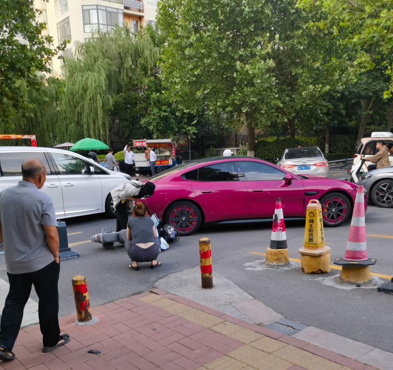 车辆右转弯要特别注意。不要以为车辆右转很容易。这就是有些城市要求公交车右转弯必须