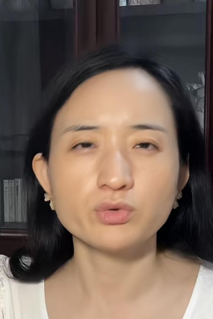 大半年没见雅典娜直播了，刚又刷到了，雅典娜皮肤细腻了，这是生完孩子又出来了？
咱