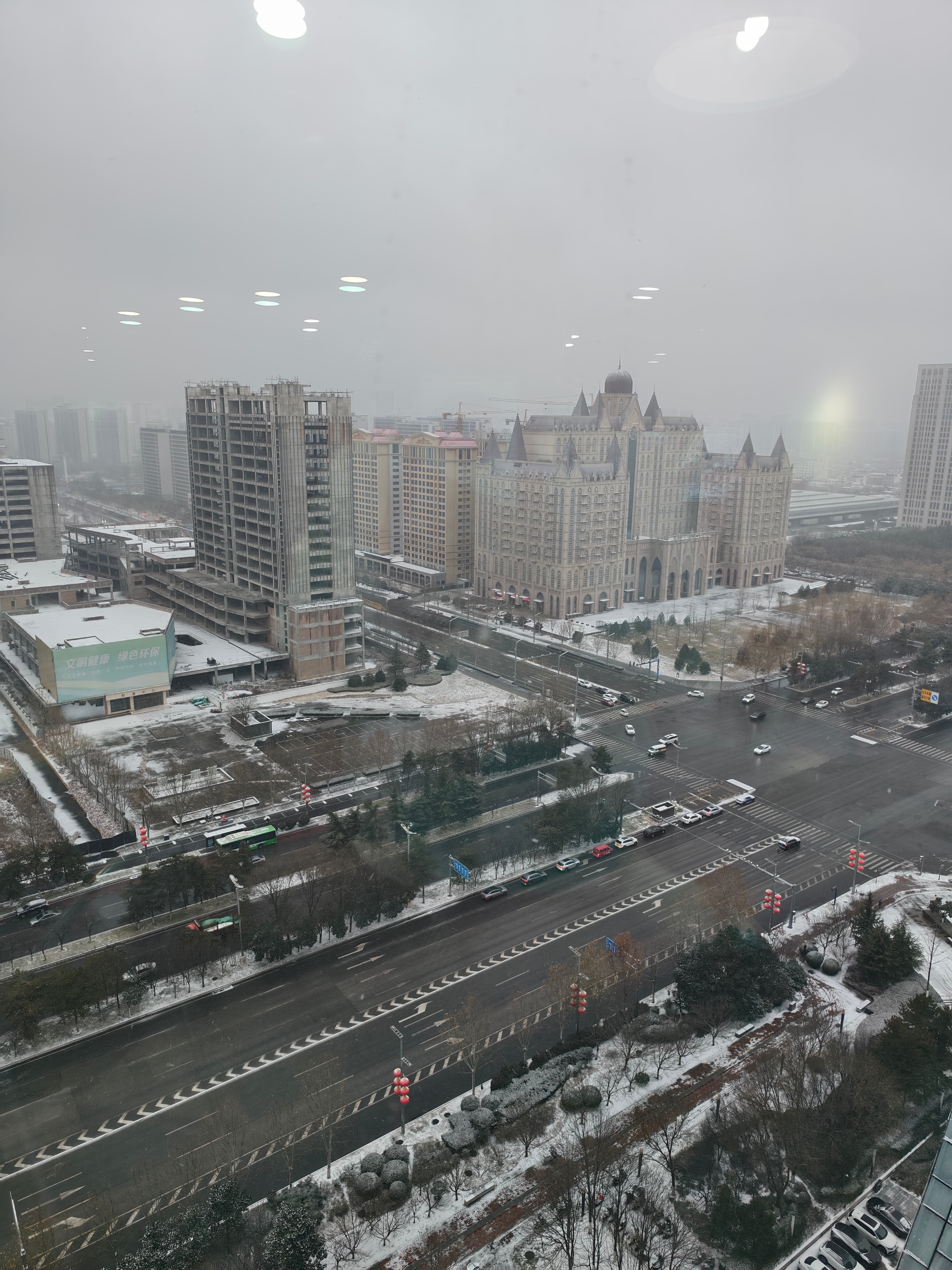 外面雪下的还挺大 