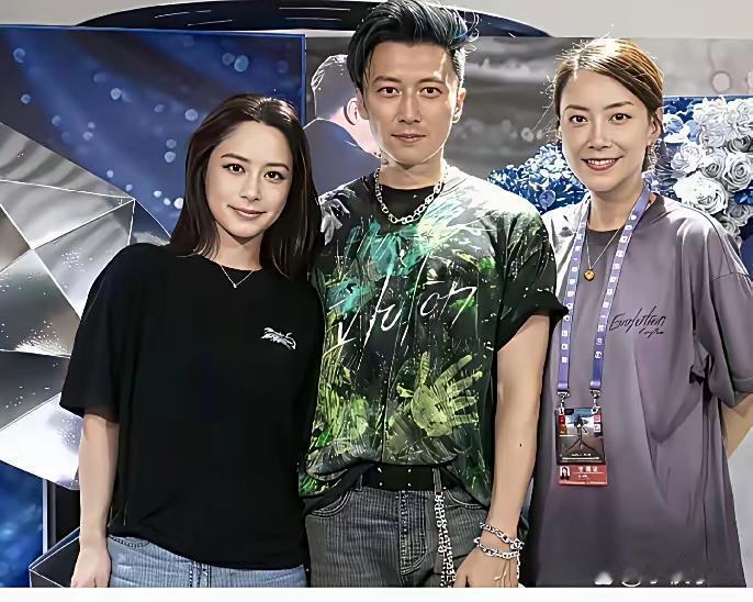 被这张合影惊呆了明明右边的已经够漂亮了。可以看左边阿娇。瞬间被狠狠的惊艳到没有一