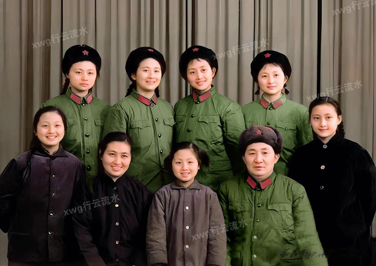 这是吴荣正将军的一张全家福，他的七个女儿，简直就是七个仙女。可是有几人知道，吴荣