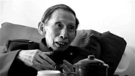 1955年，中南大学学子王明健临近毕业的前一日，意外被两位未佩戴任何军衔肩章的陌